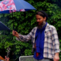 An dem Tag hat es geregnet und keine Ahnung, wo David so schnell die ganzen Regenschirme her hatte :-)