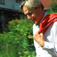 Die Rettung bringt Manfred, der Mann aus Graz trägt zunächst noch Liebeslieder vor: "Für Dich", heißt seine Musik-CD, die er an diesem Tag auf dem Gartenhof präsentiert. "Eine Stunde für Verliebte", so steht´s auch im Flyer, direkt über der Ankündigung meines Films ...