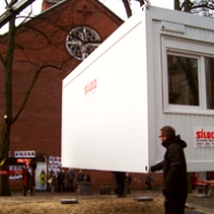 Auch die St. Pauli Kirche bleibt engagiert. Hier beim Aufstellen der Übernachtungs-Container fürs Winternotprogramm ...