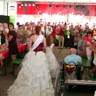 Einzug der Rosenkönigung bei der Eröffnungsfeier zum Steinfurther Rosenfest 2014