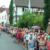 Alle zwei Jahre säumen tausende Steinfurther die Straßen des Dorfes ...