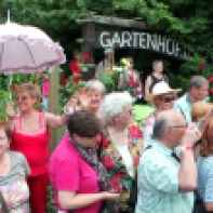Besucher am Eingang zum Gartenhof im Juli 2014