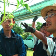 Mitso Saito (rechts im Bild) - Farmmanager der Steinfurther Shumei-Farm