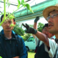 Mitso Saito (rechts im Bild) - Farmmanager der Steinfurther Shumei-Farm